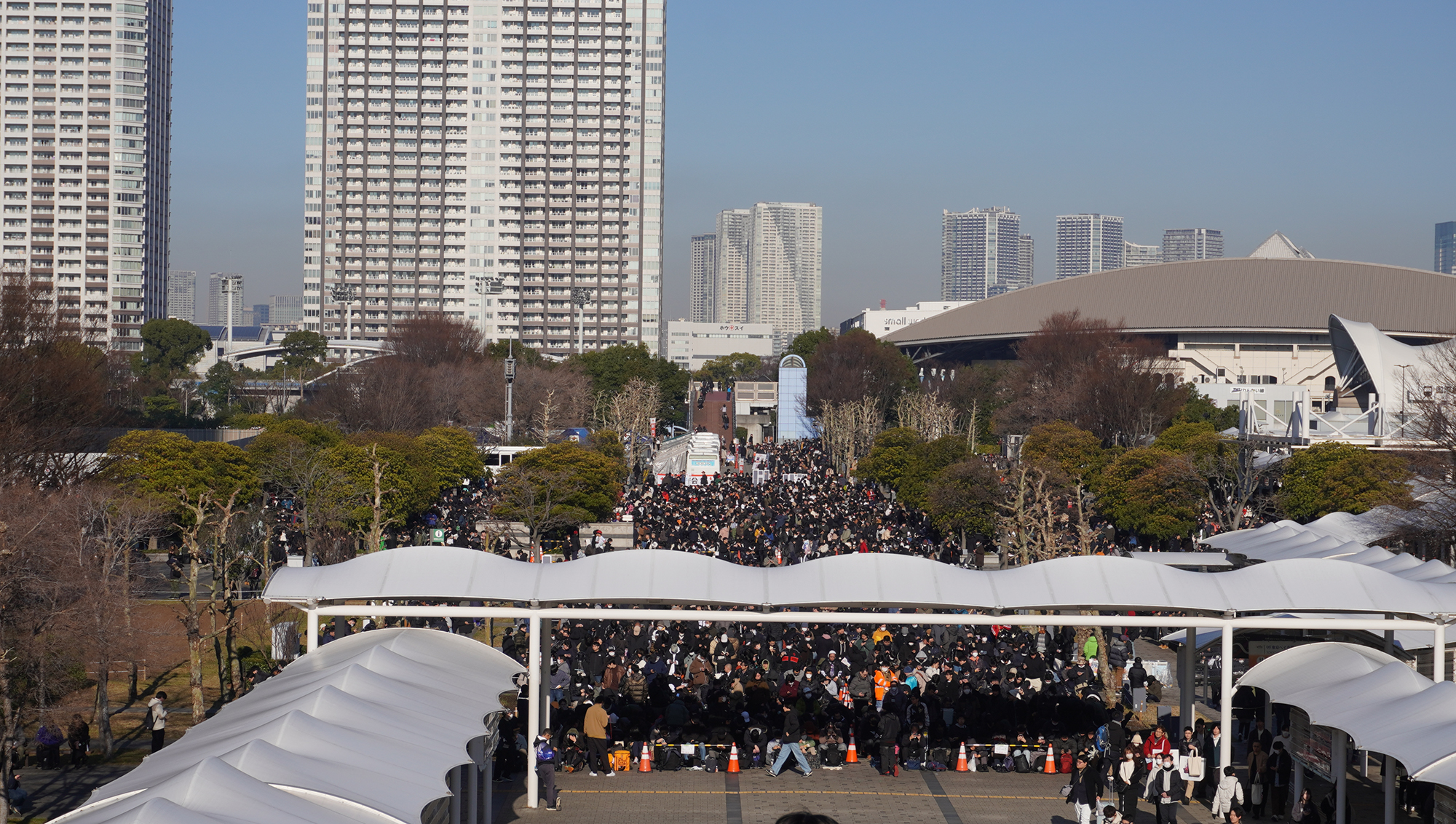 会場の外に並んだ入場待機列