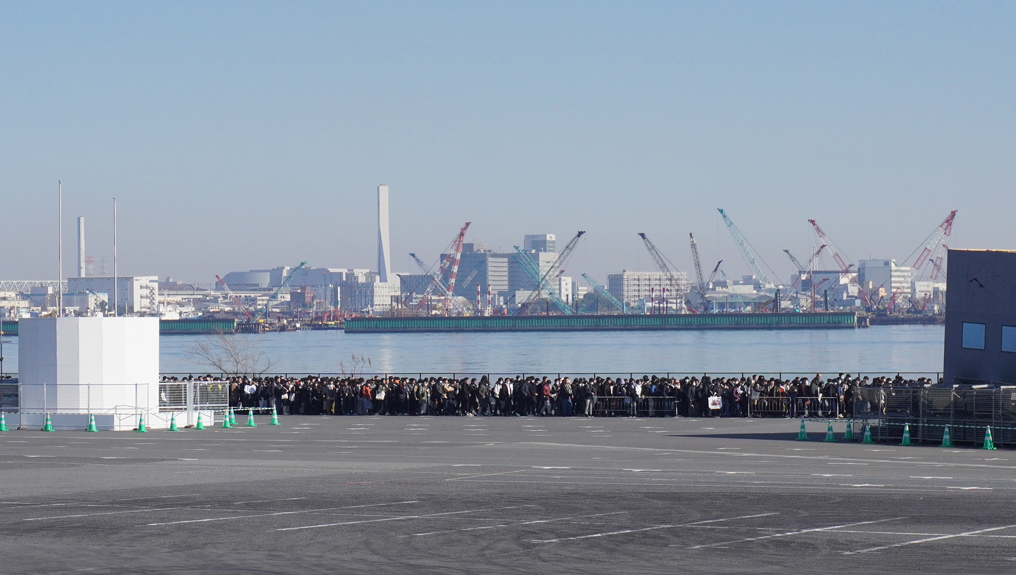 整然と行列を作って入場していく人たち