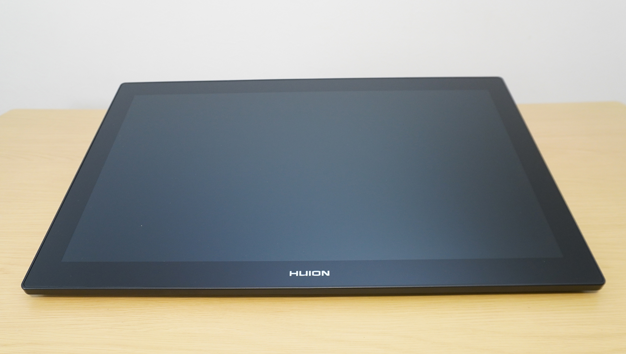 スタンドを立てて正面から見たところ