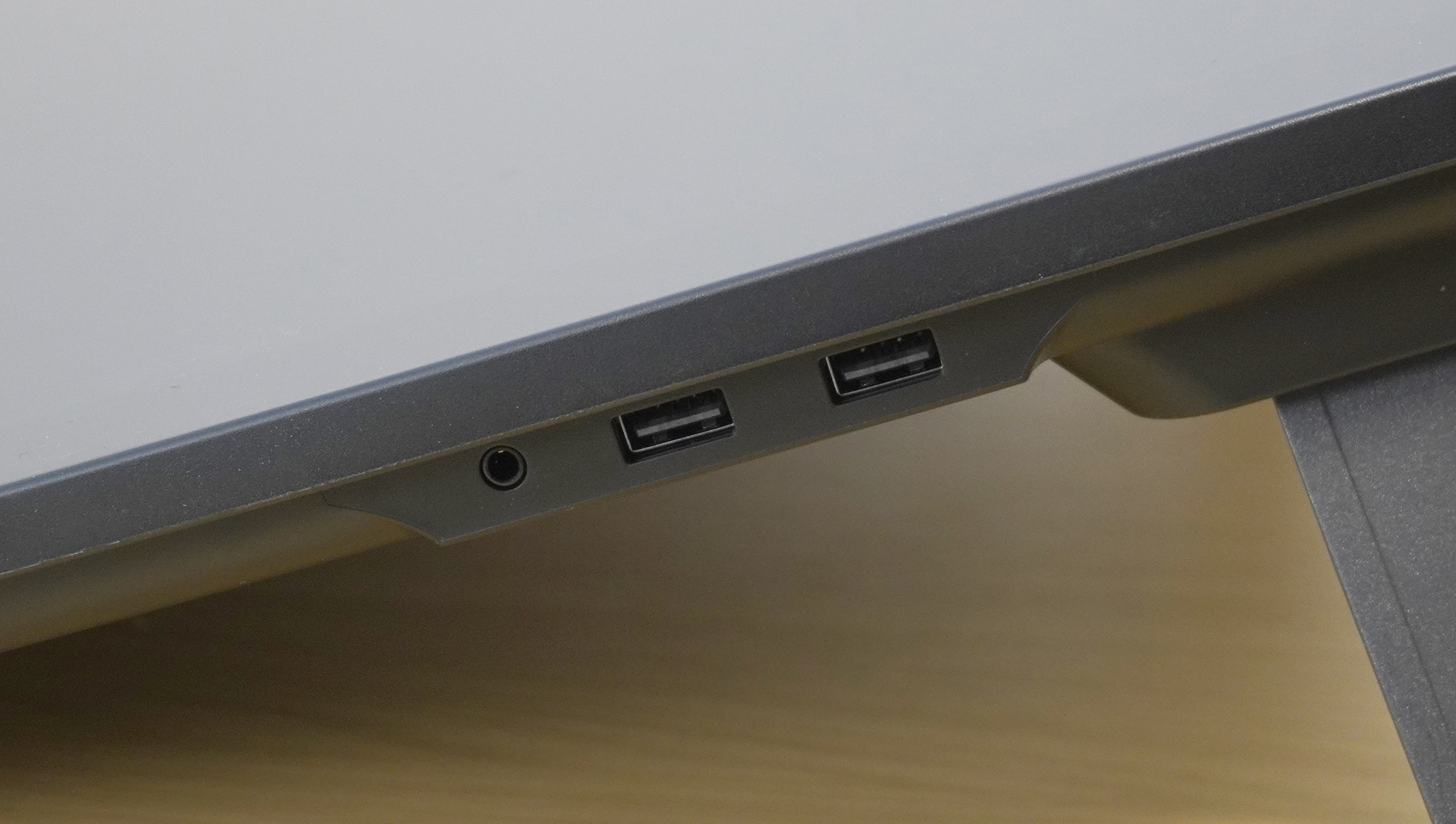 右側面にはUSB2.0が2ポートとヘッドフォンジャックがある