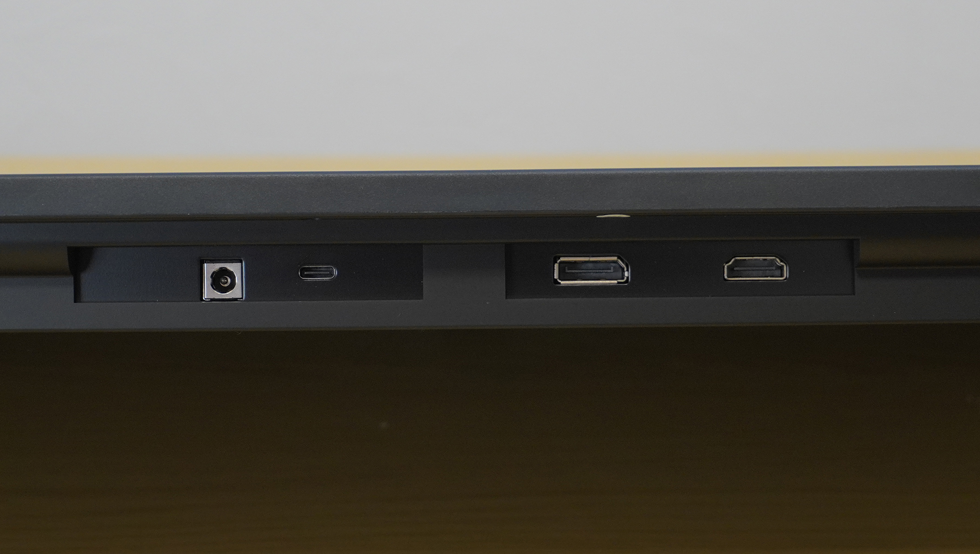 背面には電源とUSB Type-C、DisplayPort、HDMIが並んでいる