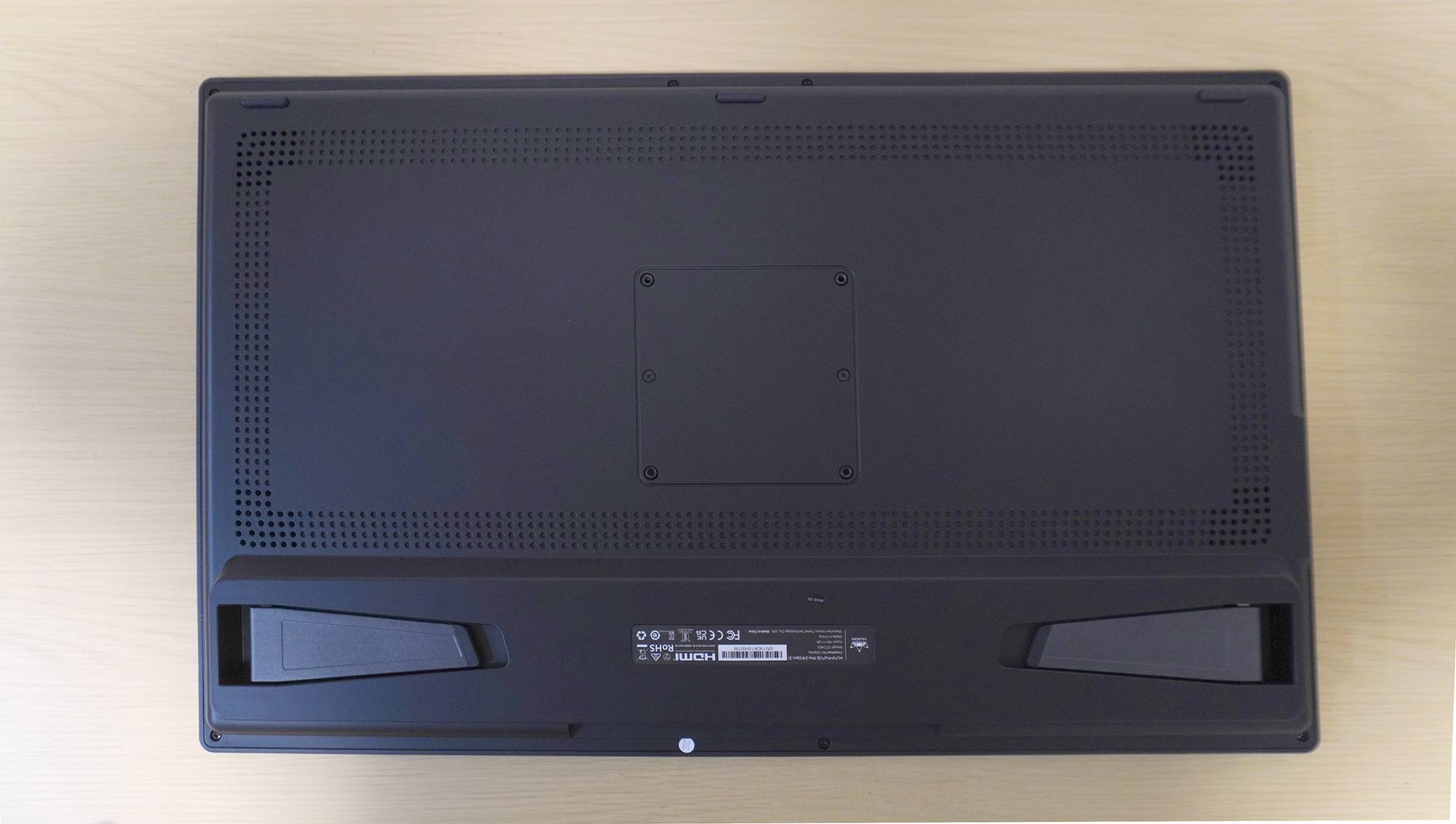 背面にはVESAマウント対応のネジ穴がある