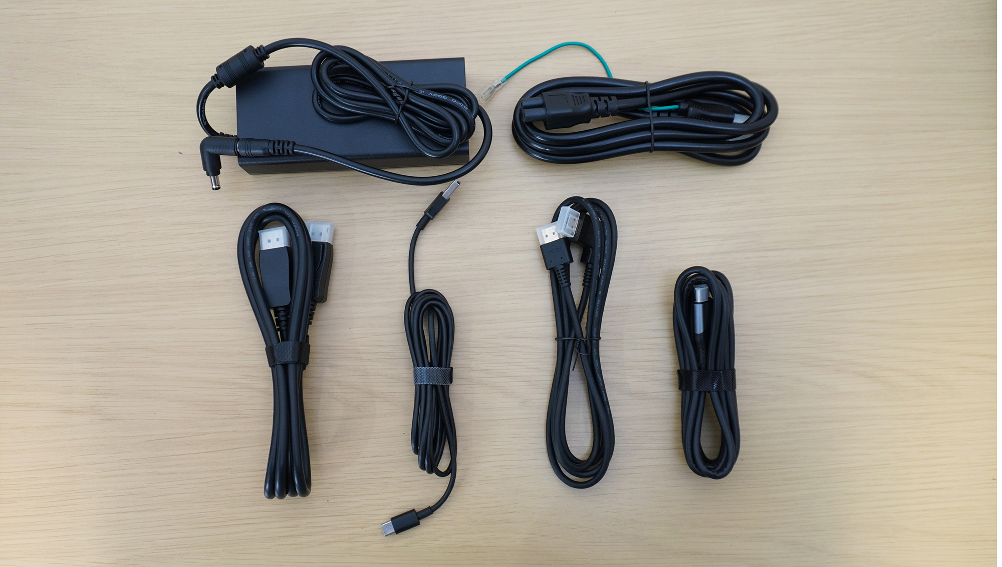 ケーブル類とACアダプター