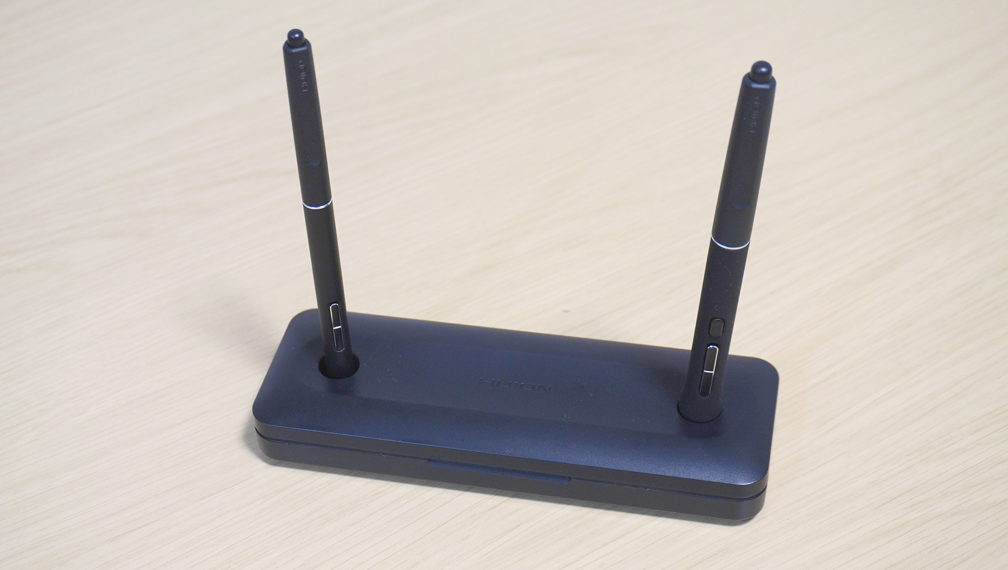 ペンケースは閉じた状態でペン立てとして使用できる