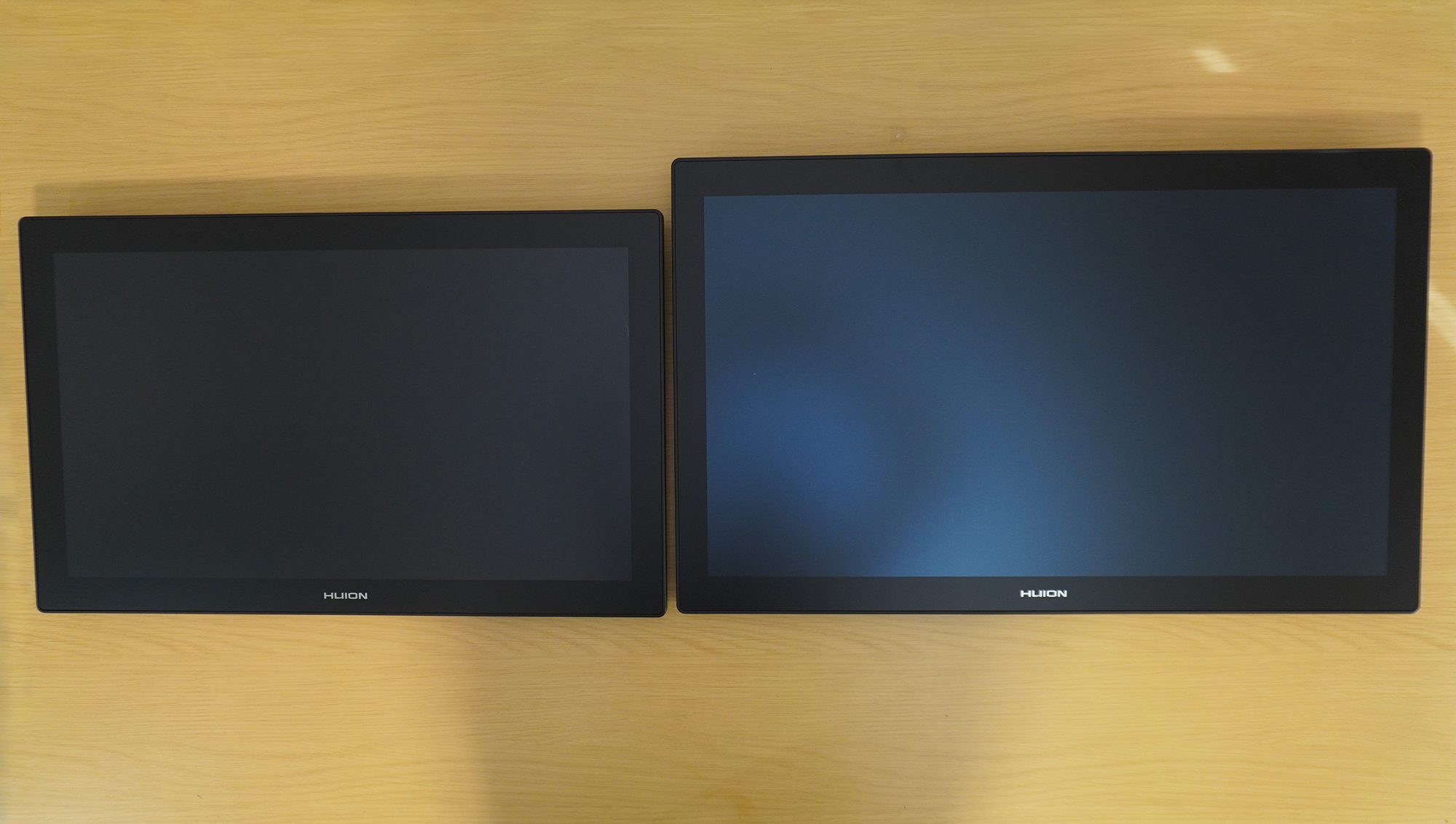 「Kamvas Pro 24 (Gen3)」と「Kamvas Pro 27 (144Hz)」のサイズ比較