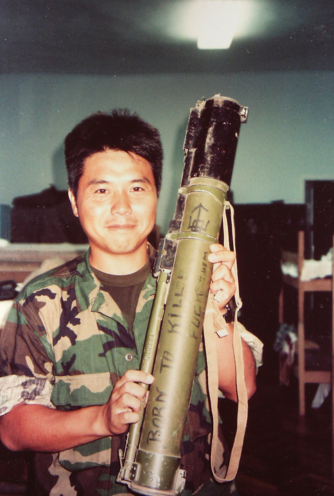 現地で武器を構える高部氏