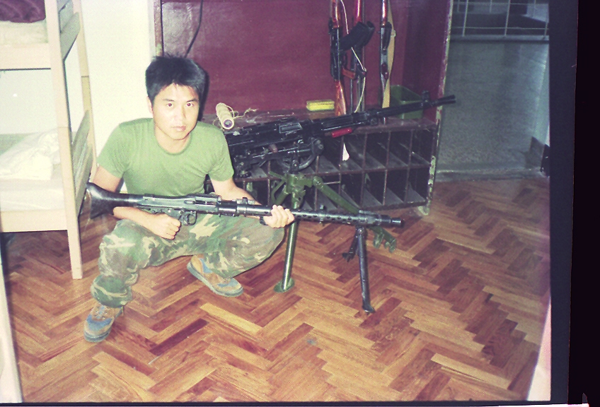 現地で武器を構える高部氏