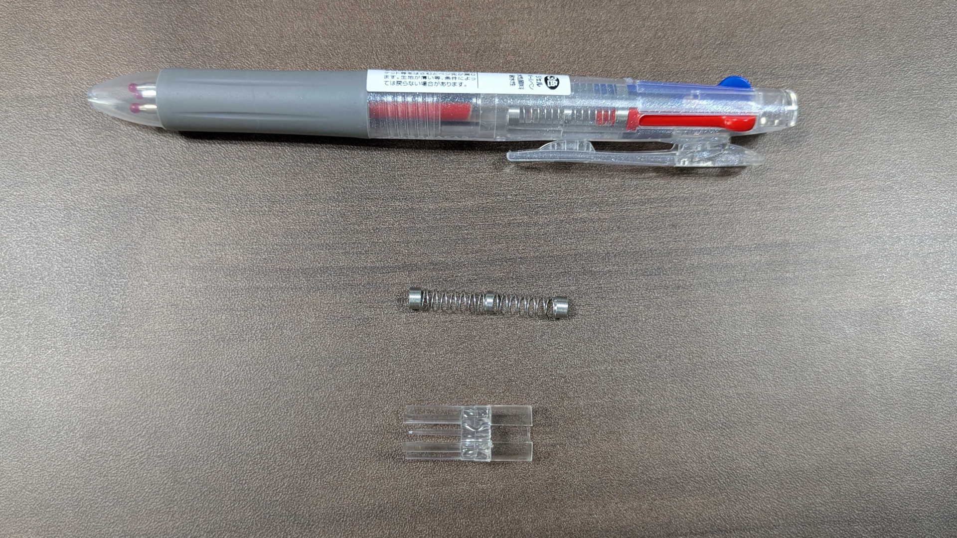 中芯を保持するパーツとスプリングを取り出してみると、構造とスプリングのサイズの違いに驚く。画像右に向かって伸びる足のような部分にスプリングをはめ込む形になるが、「サラサクリップ2＋S」の受け部分はスプリング径にあわせ細く、そして長くなっている