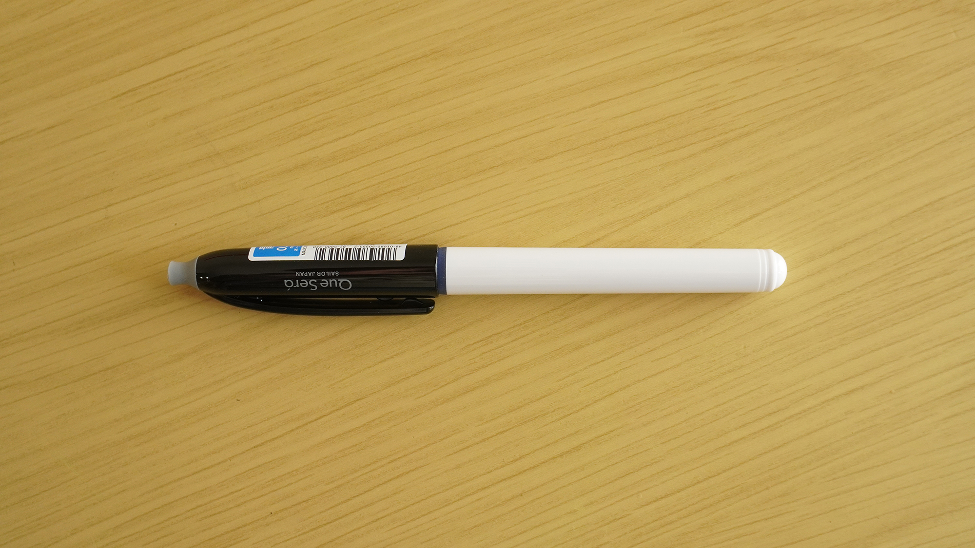 デザインはどの色も白い軸に黒いキャップで統一されており、外側に見えているグリップの色でインクを判別する