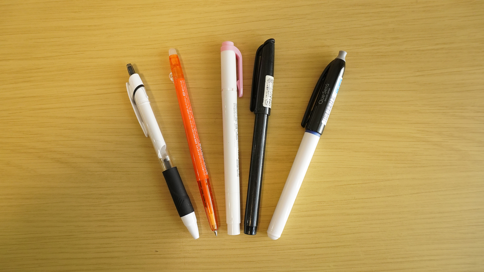 我が家にあったサインペンやボールペンとのサイズ比較、太さなどはどちらかというとサインペンに近い