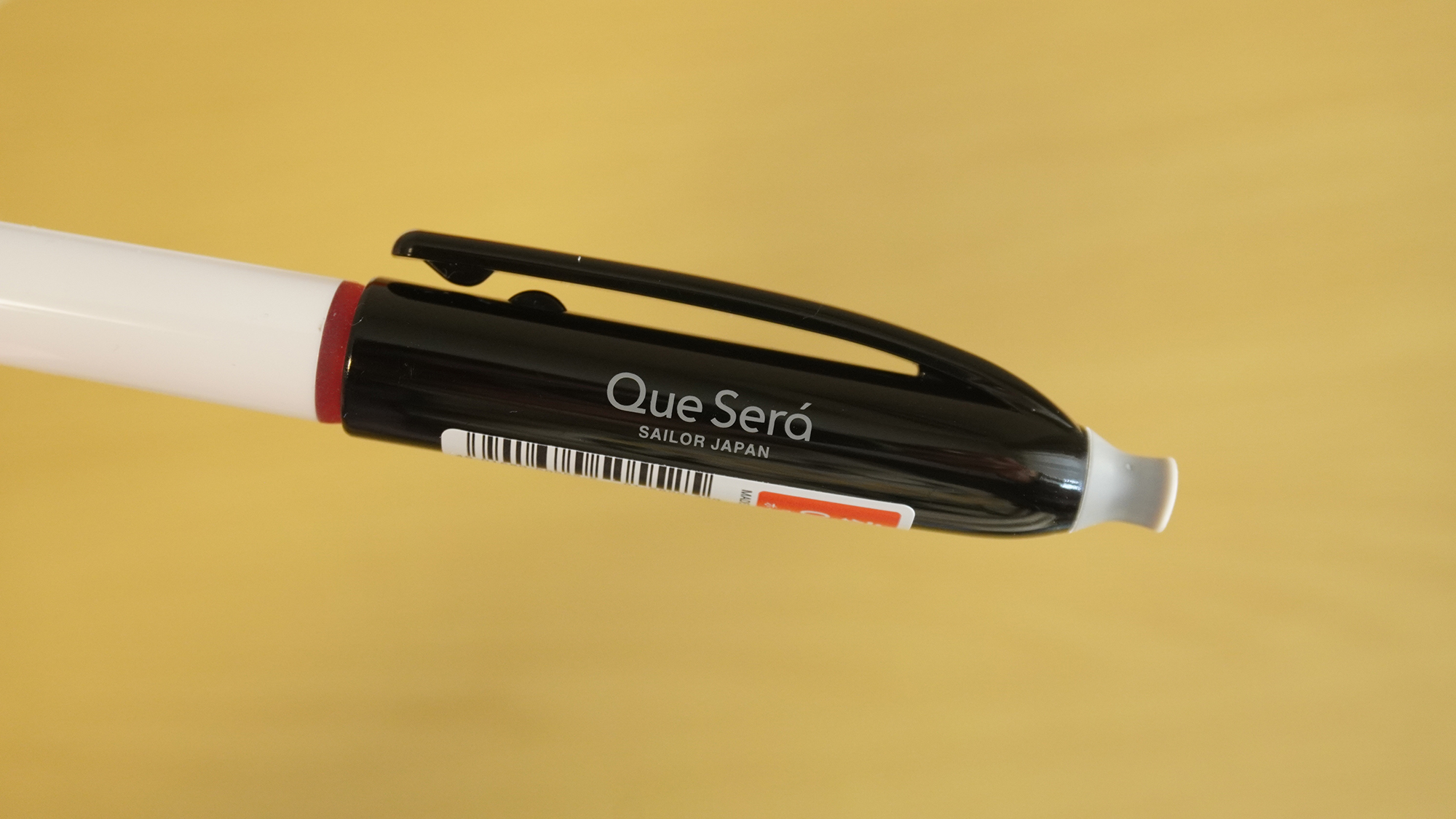 キャップの先端には消し具が付いている