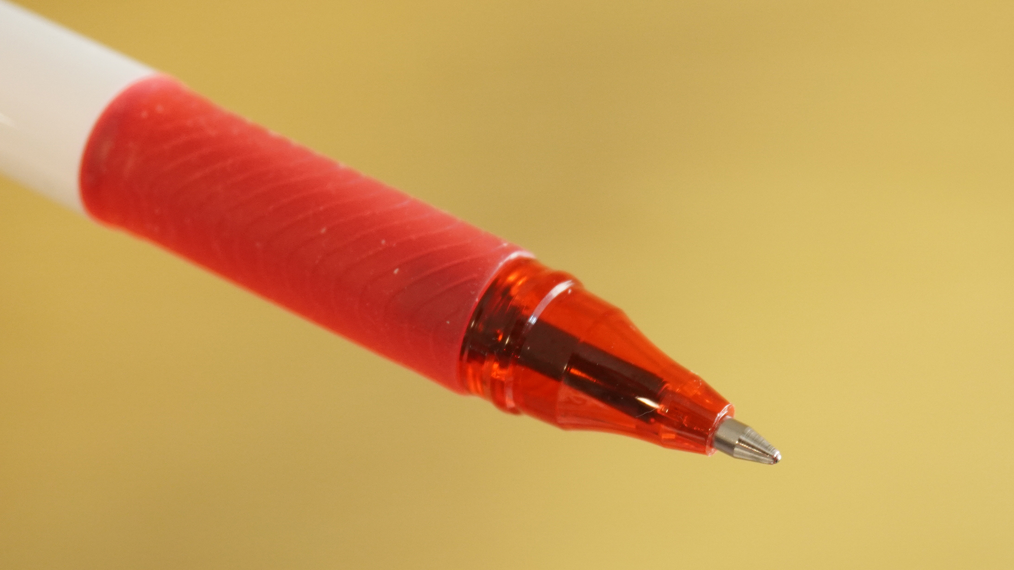 ペンの先端。クリアなパーツを使用して軽やかな雰囲気