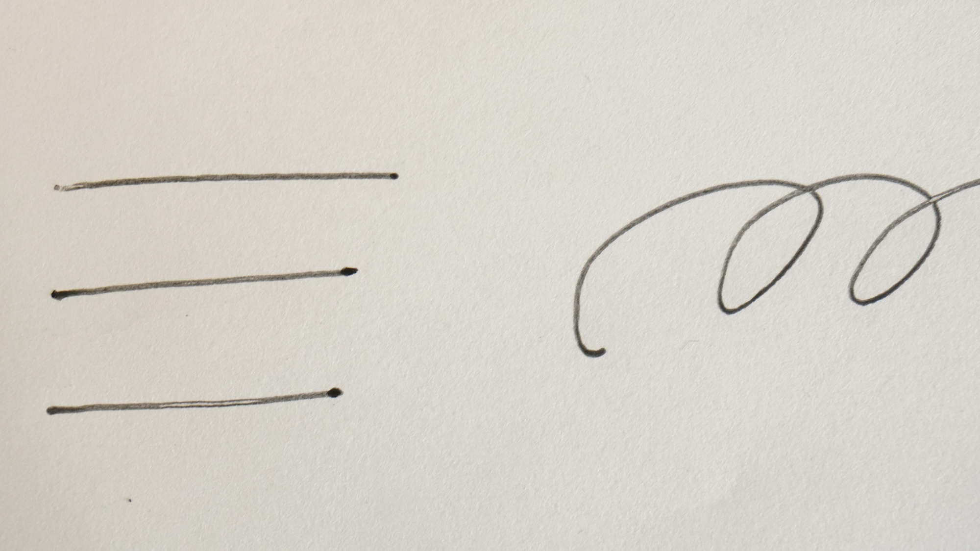 黒のアップ。書き始めや、スピードを出して書いた部分には濃淡がつく