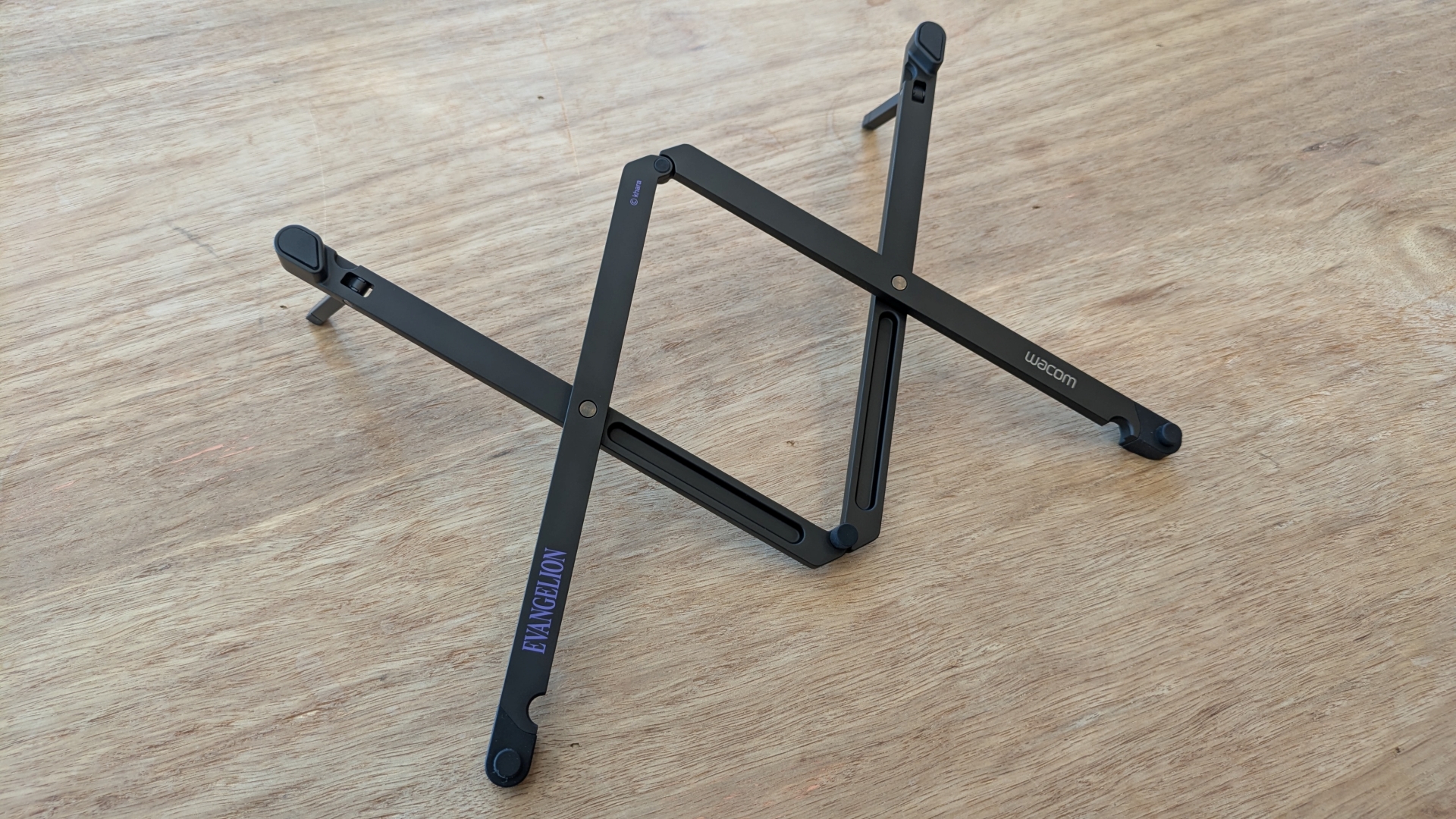 「Wacom Foldable Stand EVA Edition」にも初号機カラーで「エヴァンゲリオン」ロゴが刻まれている