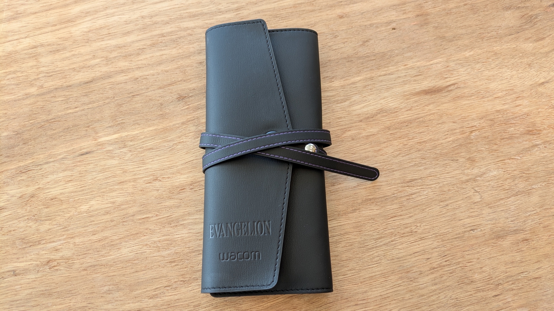 「Wacom Rollup Case EVA Edition」には「エヴァンゲリオン」ロゴが型押しされているほか、ステッチは初号機イメージのパープルに