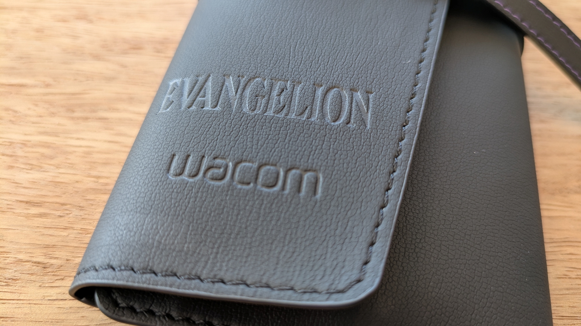 「Wacom Rollup Case EVA Edition」には「エヴァンゲリオン」ロゴが型押しされているほか、ステッチは初号機イメージのパープルに