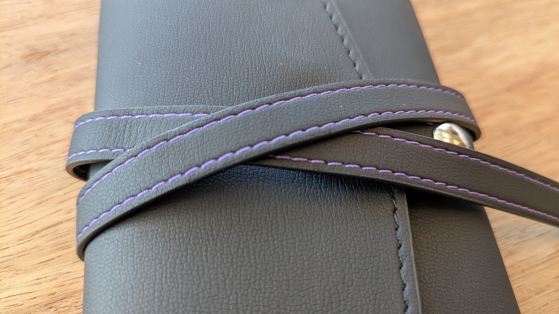 「Wacom Rollup Case EVA Edition」には「エヴァンゲリオン」ロゴが型押しされているほか、ステッチは初号機イメージのパープルに