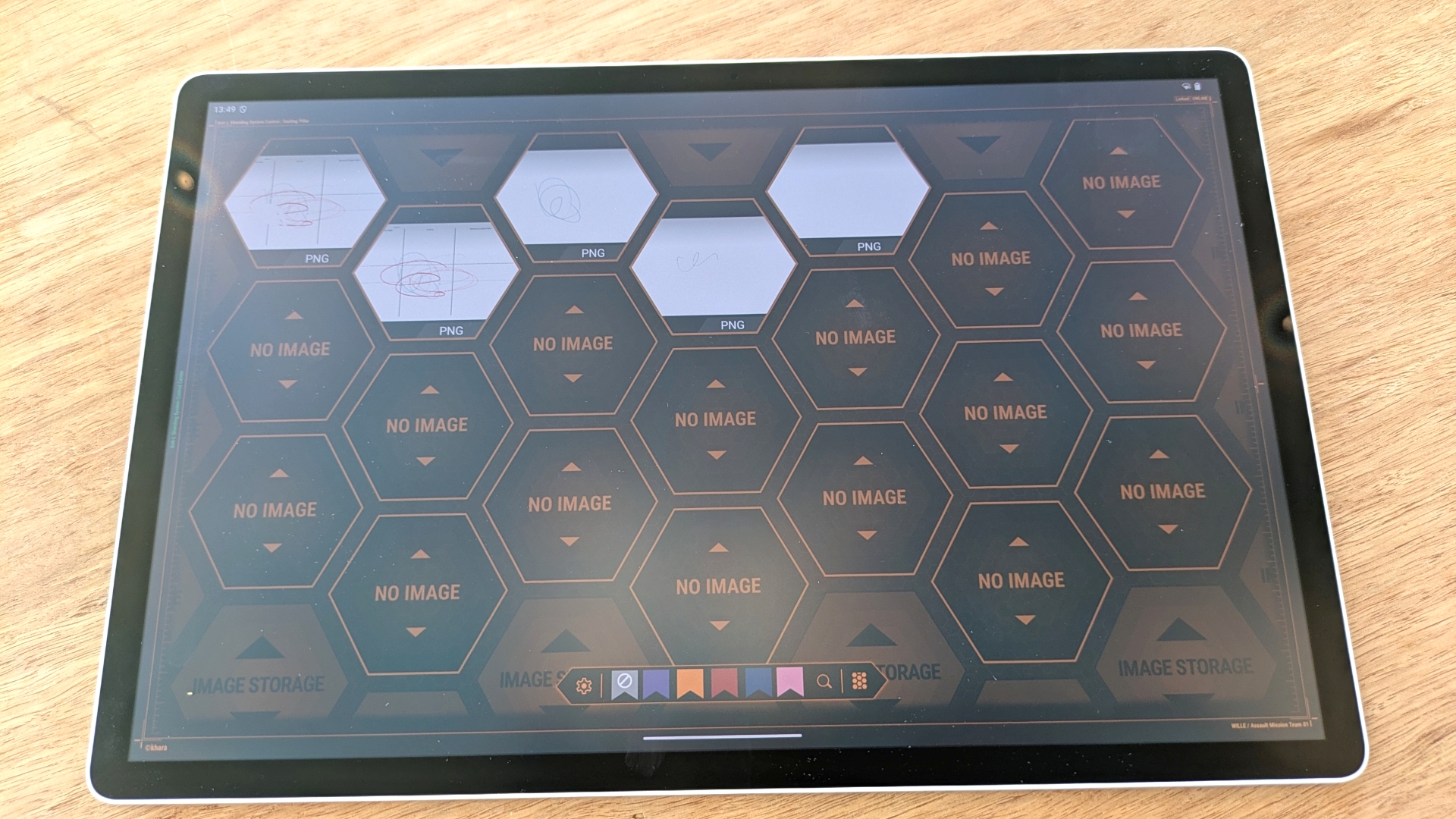 「Wacom Shelf」もハニカムデザインに。カラータブも「エヴァ」らしいカラーリングに変更されている