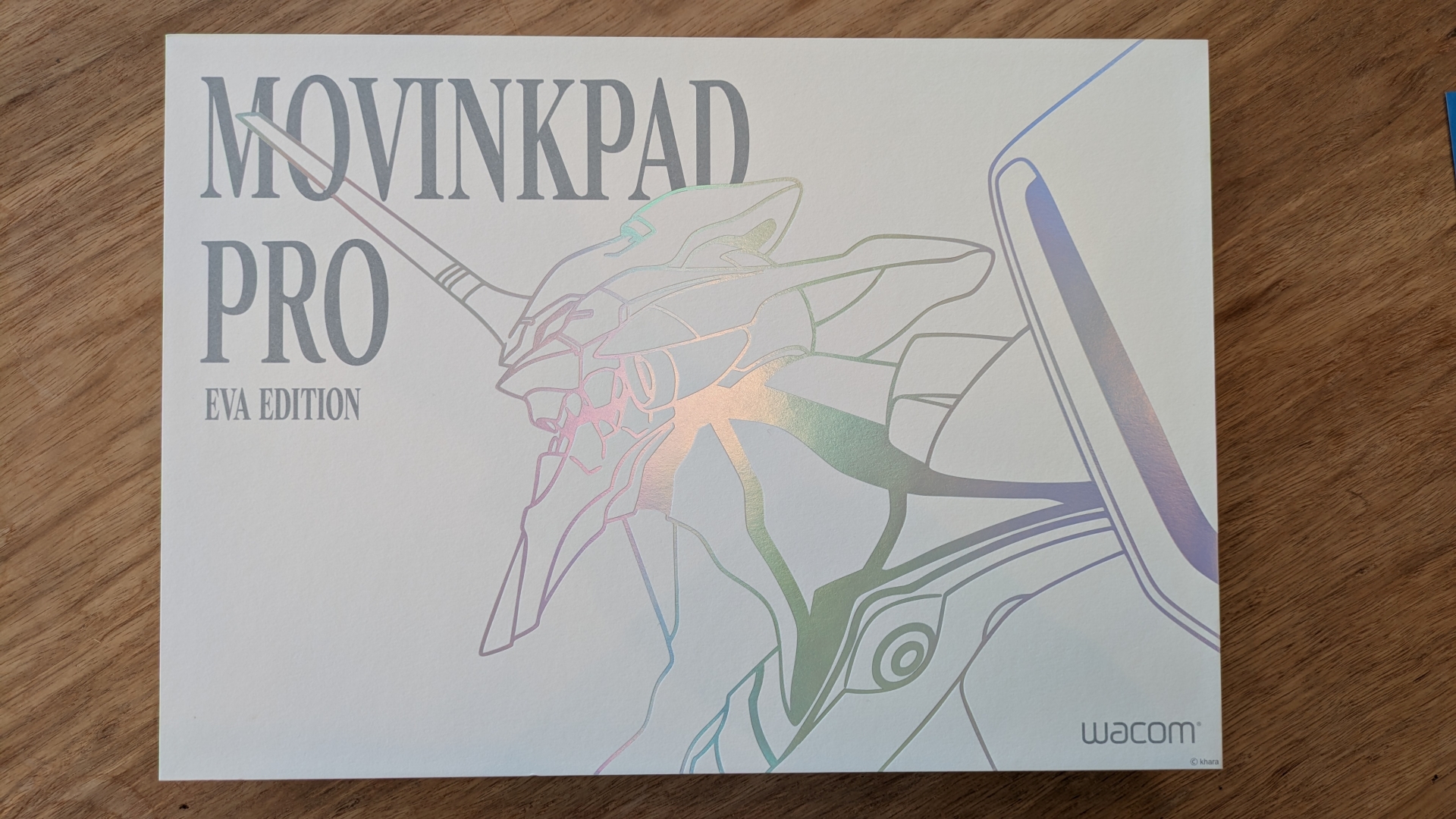 外箱にホログラム仕様で印刷された初号機