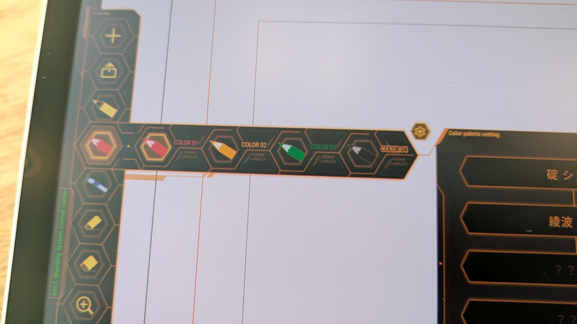 「Wacom Canvas」ではUIがハニカムデザインとなり、各ペンにはキャラクターイメージのカラーセットが用意される。「？？？？」は触った限り特に反応はなかったが、何か仕掛けがありそうな気もする。また、ビデオコンテ風のキャンバスなども新規追加