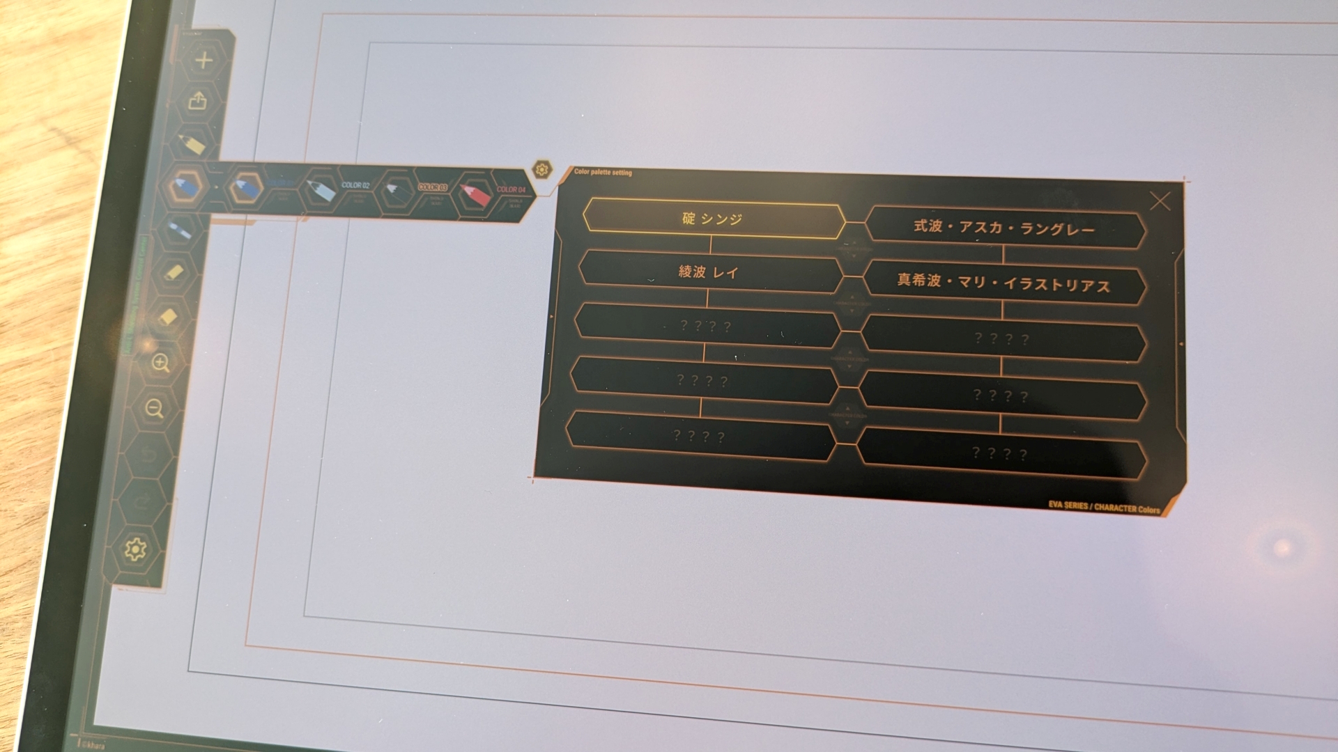 「Wacom Canvas」ではUIがハニカムデザインとなり、各ペンにはキャラクターイメージのカラーセットが用意される。「？？？？」は触った限り特に反応はなかったが、何か仕掛けがありそうな気もする。また、ビデオコンテ風のキャンバスなども新規追加