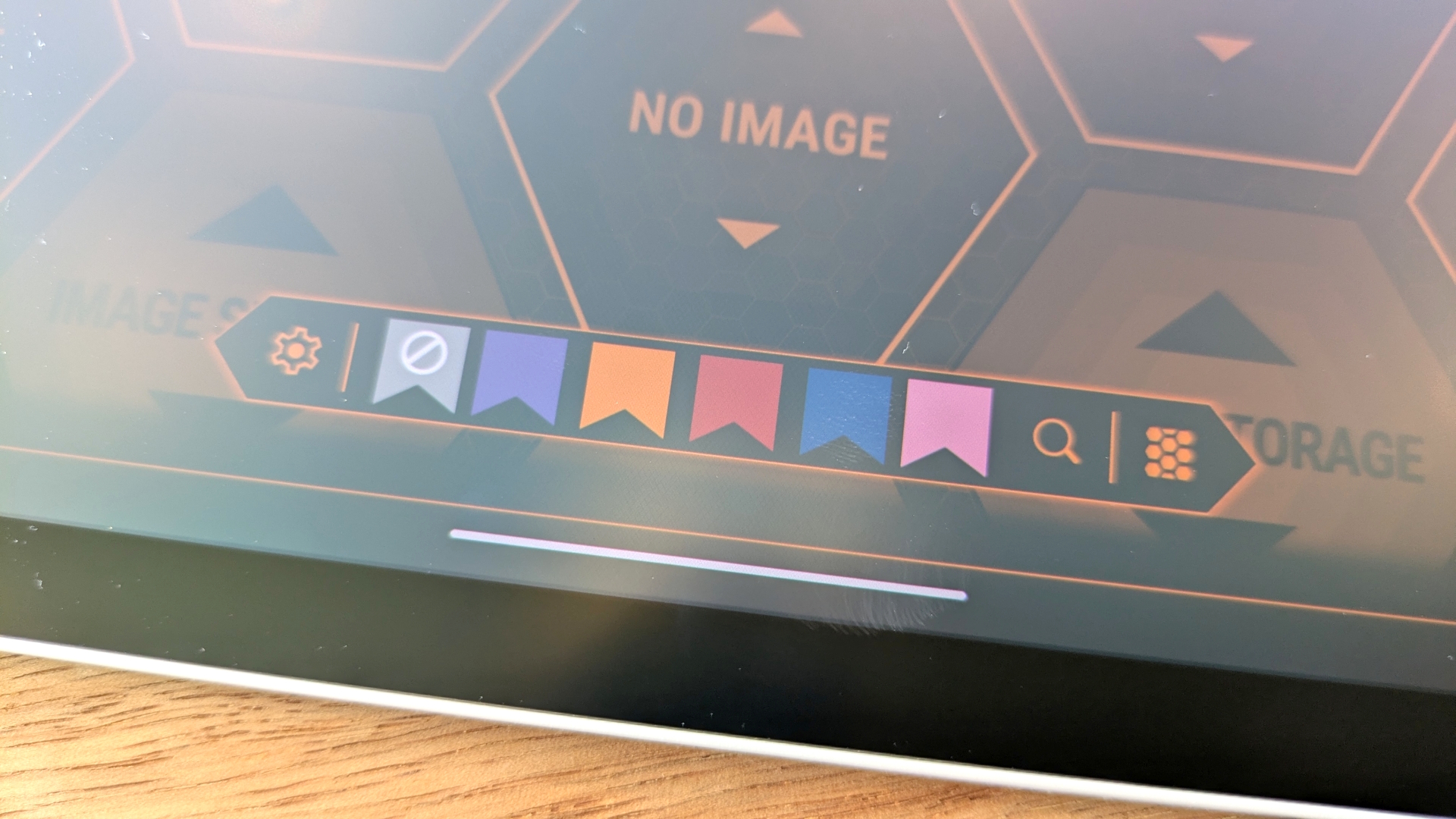「Wacom Shelf」もハニカムデザインに。カラータブも「エヴァ」らしいカラーリングに変更されている