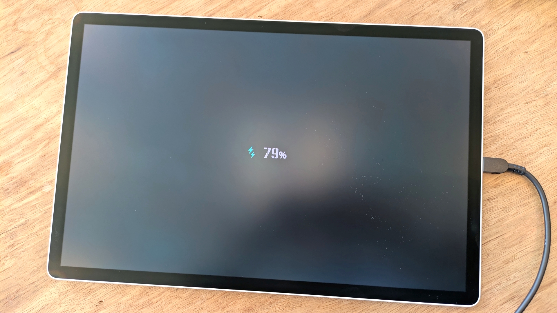 充電時のフォントもベースモデルとは異なるものが採用されている