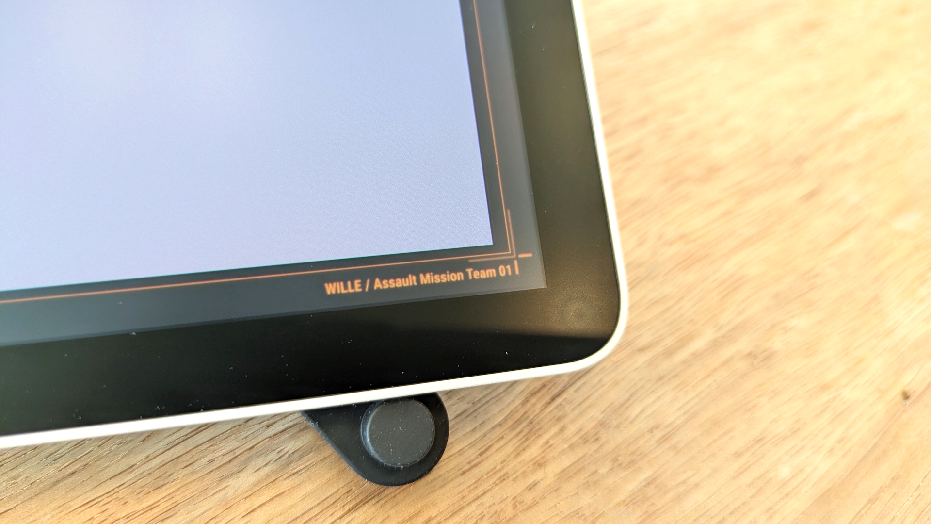 4隅にはデザインとして英字が書かれており、例えば右下には「WILLE / Assault Mission Team 01」とある。小ネタが効いていて見つけると嬉しくなる仕様