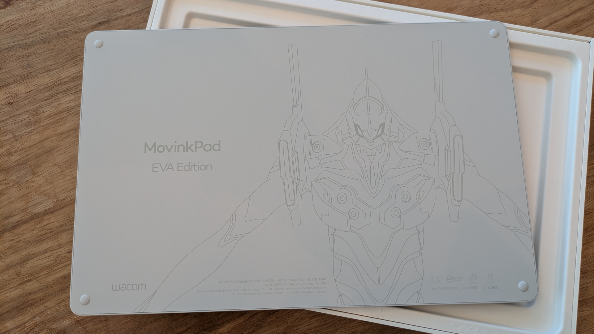 本体背面には手を広げた初号機や「EVA Edition」の文字