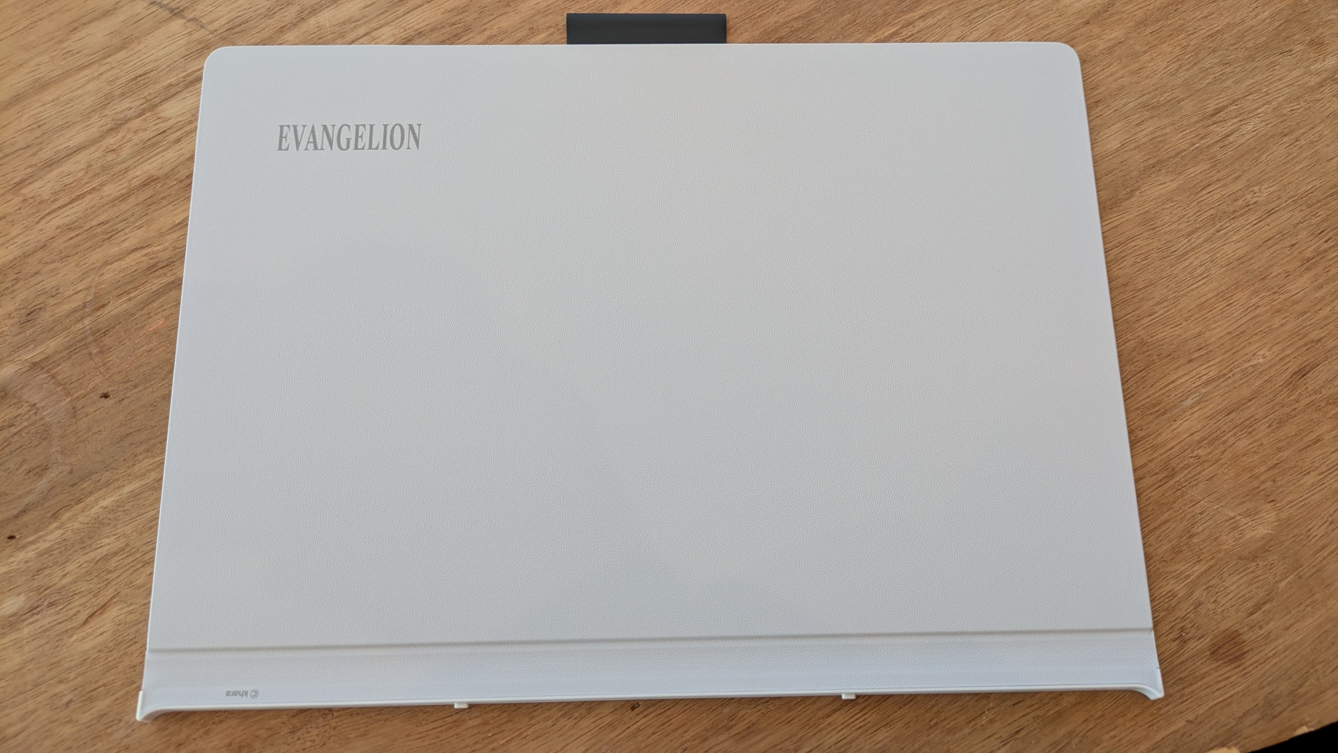 控えめに「エヴァンゲリオン」ロゴが印刷された「Wacom MovinkPad Pro 14 Cover EVA Edition」。通常版カバーと異なり、PUレザー仕様となっている