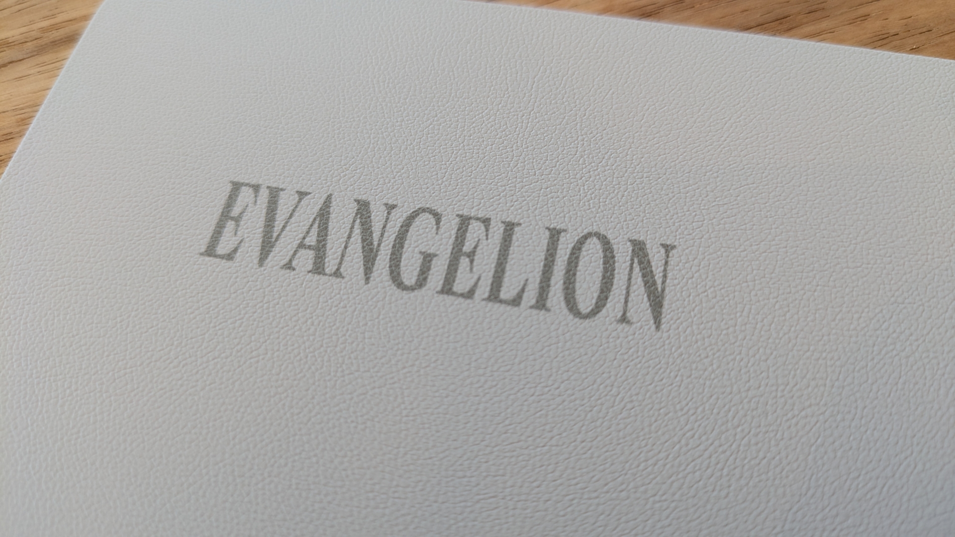 控えめに「エヴァンゲリオン」ロゴが印刷された「Wacom MovinkPad Pro 14 Cover EVA Edition」。通常版カバーと異なり、PUレザー仕様となっている