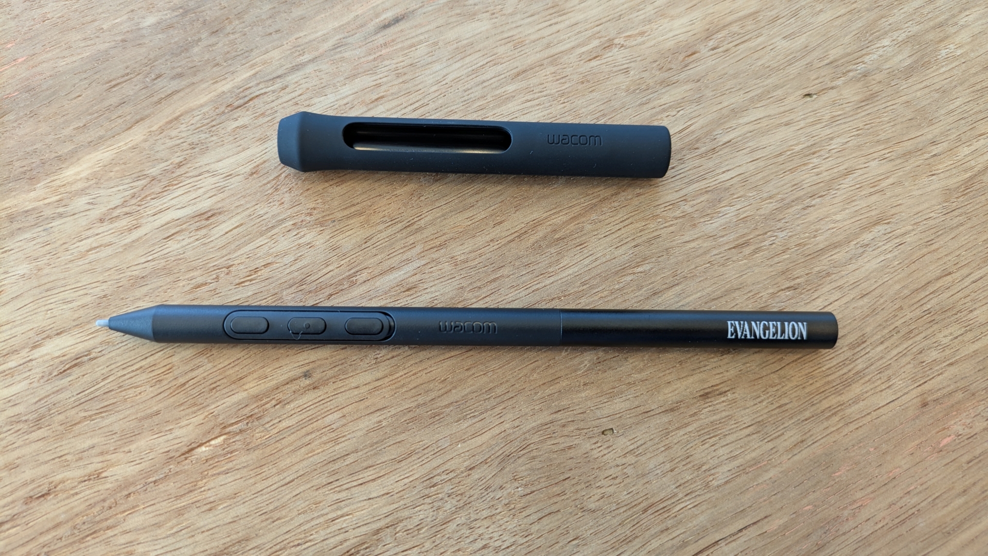 「Wacom Pro Pen 3」にも白文字でさりげなく「エヴァンゲリオン」ロゴがレーザー印刷されている