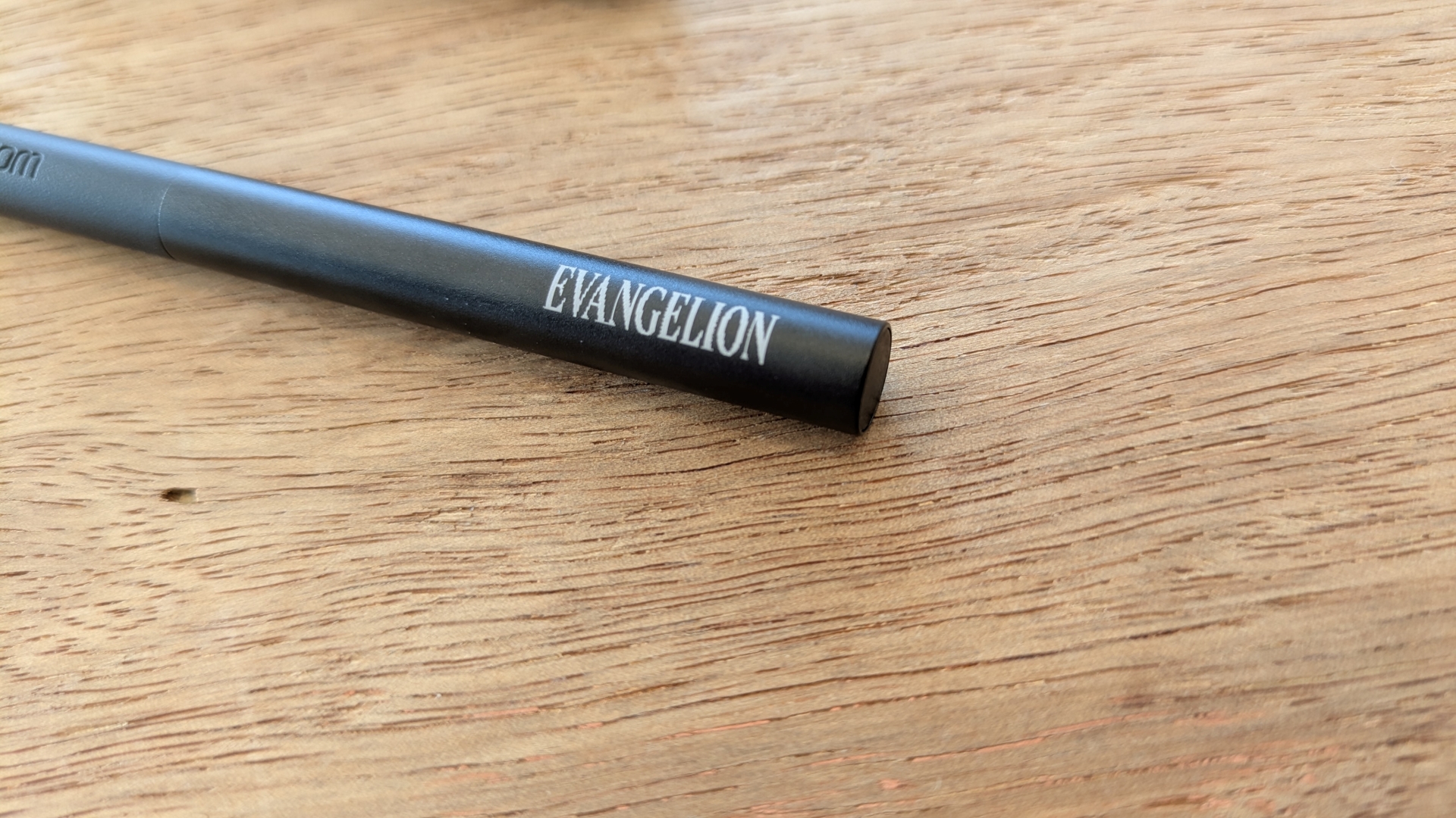 「Wacom Pro Pen 3」にも白文字でさりげなく「エヴァンゲリオン」ロゴがレーザー印刷されている