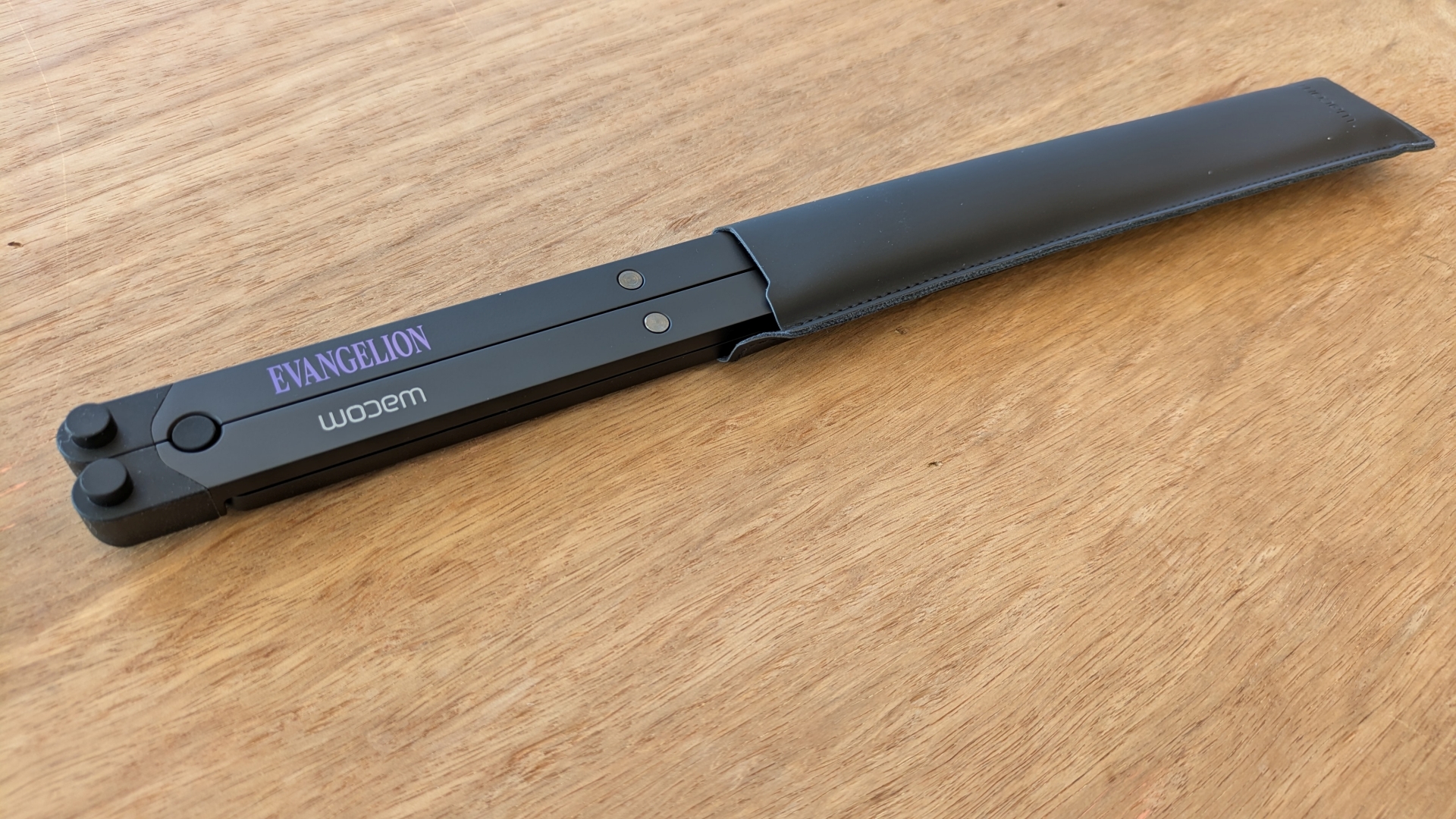 「Wacom Foldable Stand EVA Edition」にも初号機カラーで「エヴァンゲリオン」ロゴが刻まれている