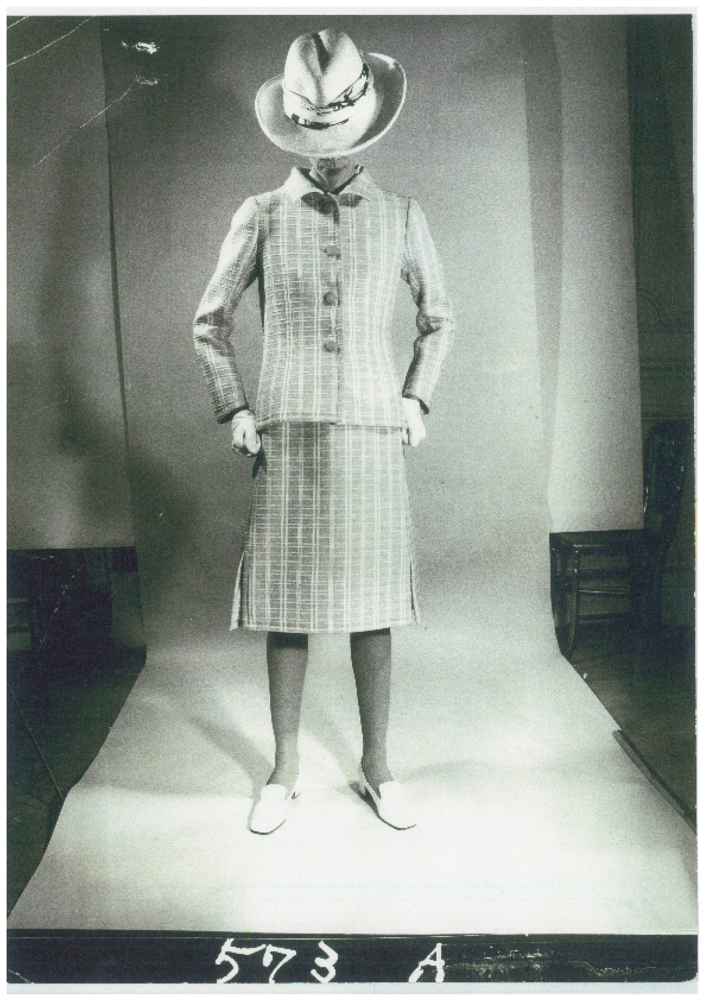 大丸のデザイナーが記録した、当時のモード界の最高峰といわれたメゾンのファッションフォトアーカイブや、生地見本などを展示。