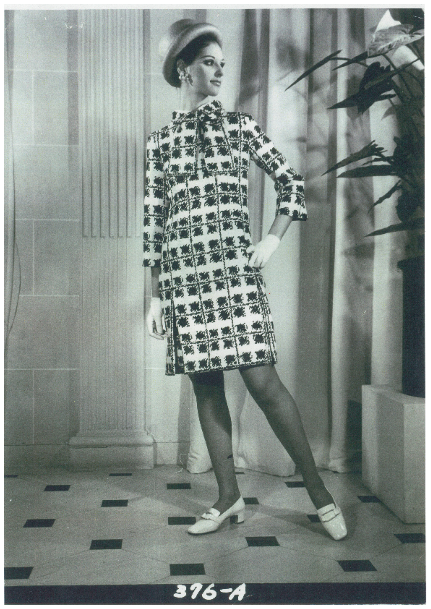 大丸のデザイナーが記録した、当時のモード界の最高峰といわれたメゾンのファッションフォトアーカイブや、生地見本などを展示。