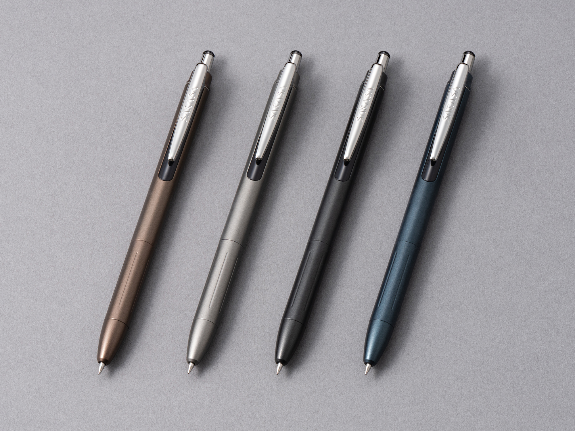 （左から）アッシュブラウン、クラウドグレー、チャコールグレー、ディープブルー