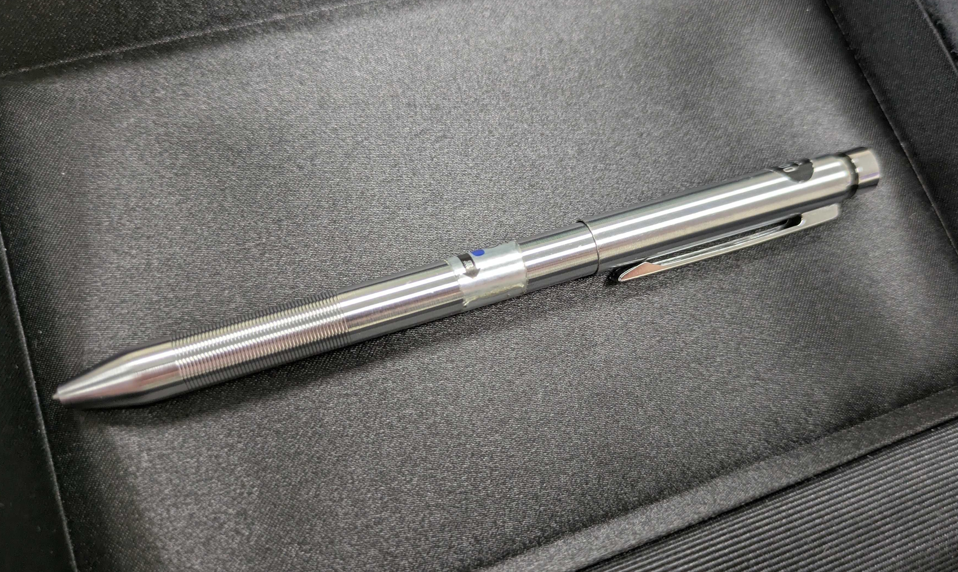 ツイスト機構のベース、「シャーボ」。回すとカチン、カチンと言った形で中芯が出入りする