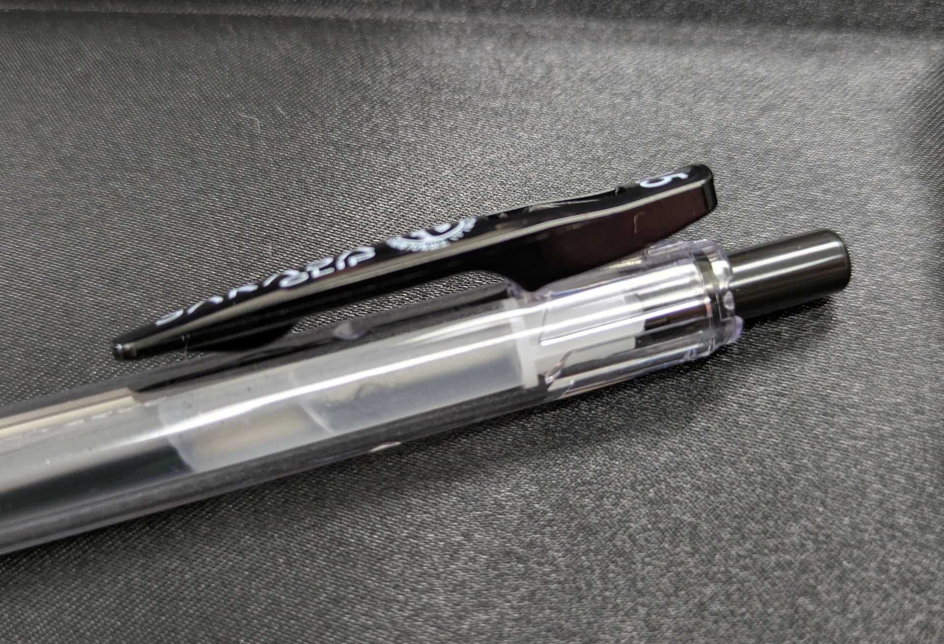 「サラサクリップ」のバインダークリップ。大きく開くが出っ張り部分も大きい