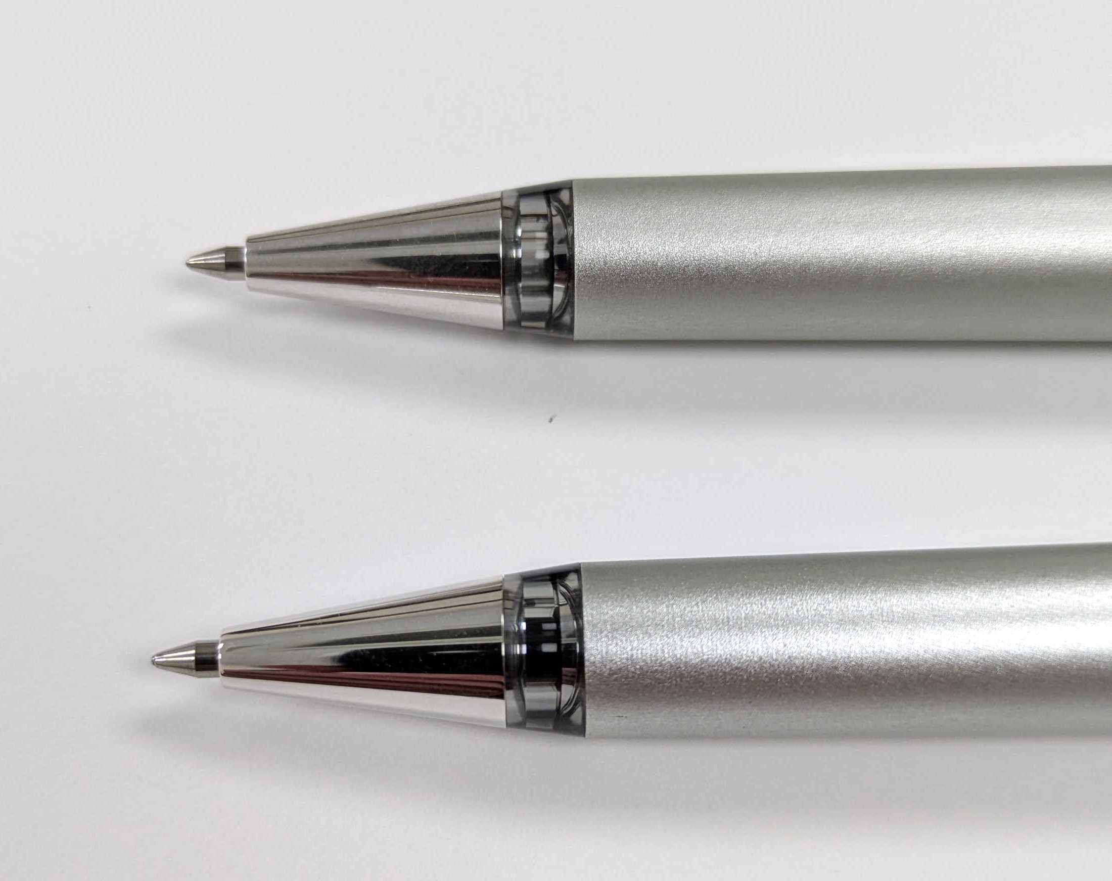 インク窓部分。写真では少しわかりづらいが、インクの残量がかなりクリアに見える。また、金属部分が内側に張り出しているのも見た目上のポイントだ