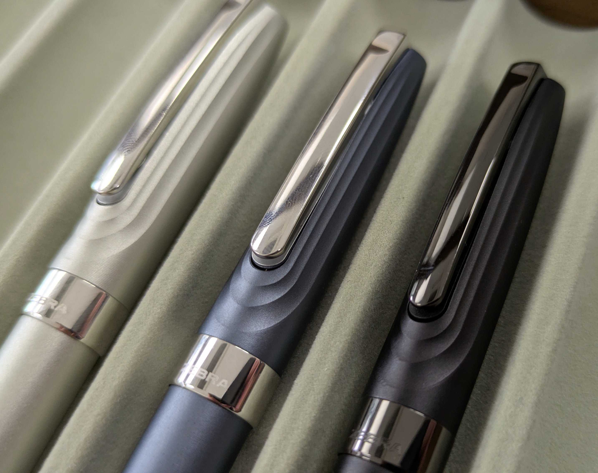 左から「銀色」、「水藍色」、「鋼色」