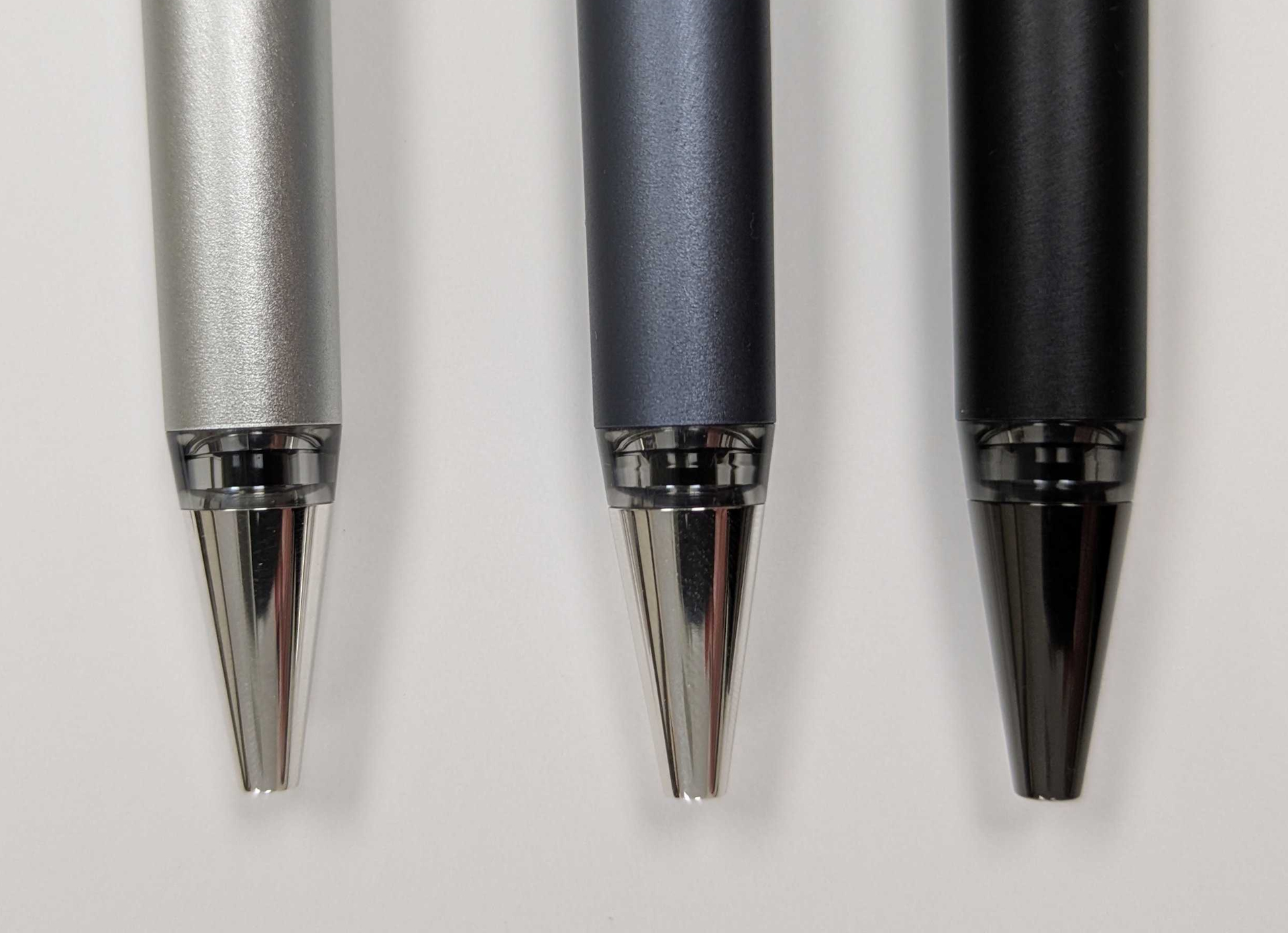 よく見ると「鋼色」のみインク窓が黒っぽい。本体の色の影響ではなく、実際に他とは違うカラーの部品が使われているそう