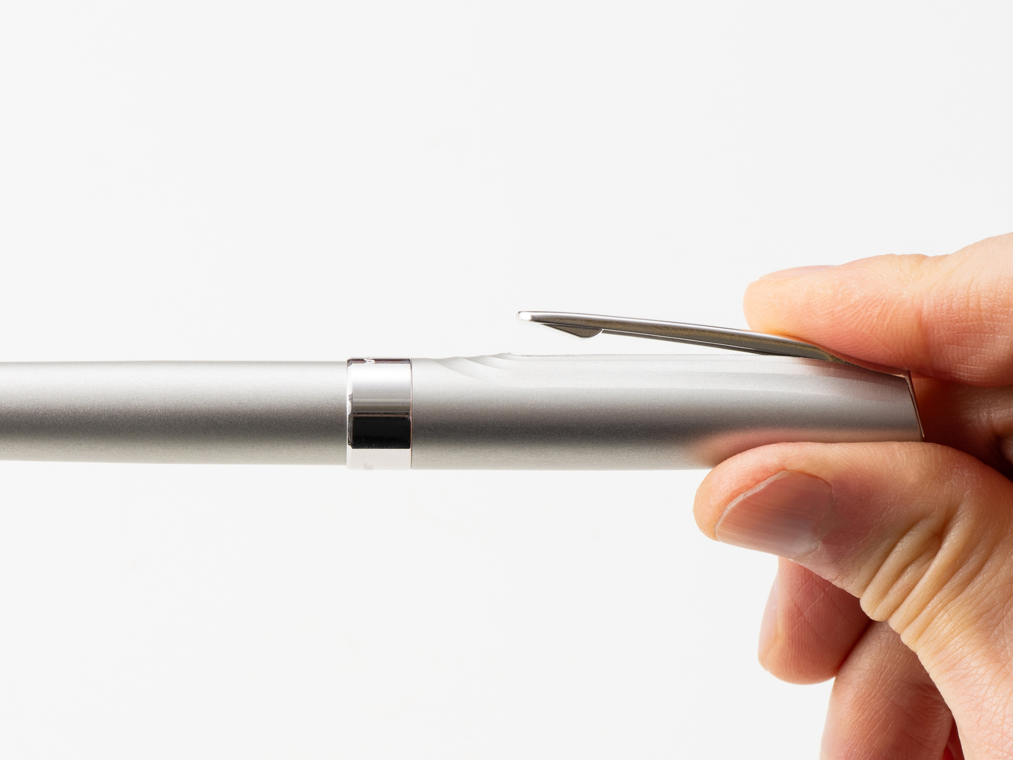 「HAMON」のクリップは根本部分から大きく開く構造に。一方で筆記時は本体に収まる仕様、サイズ感となっているほか、クリップの動きに連動してなんと中のカバーも上下する