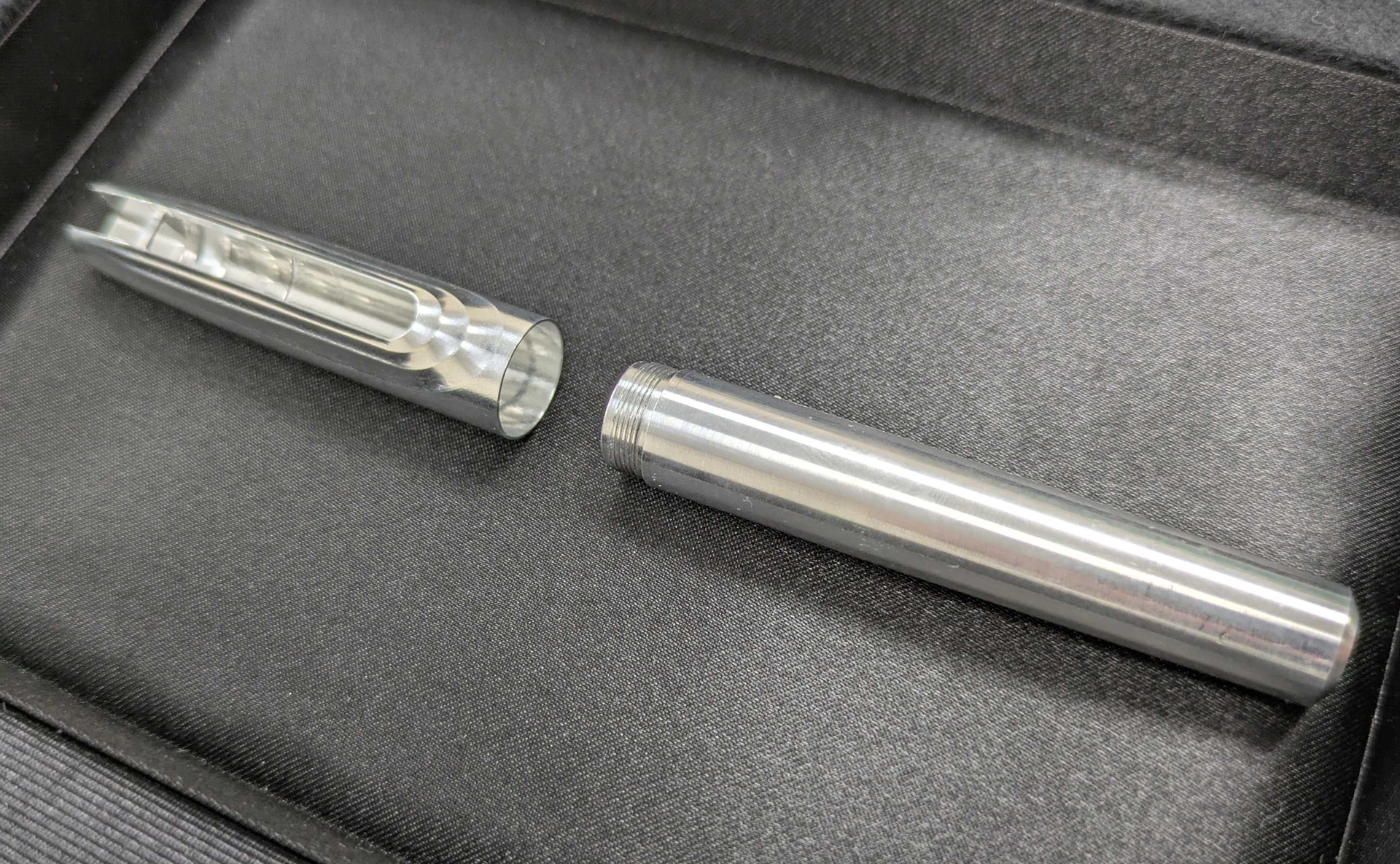 アルミの棒を切削加工してボディを制作している。この精緻な模様が横回転の削り出しで表現されているとは、実物を見てもにわかには信じられない