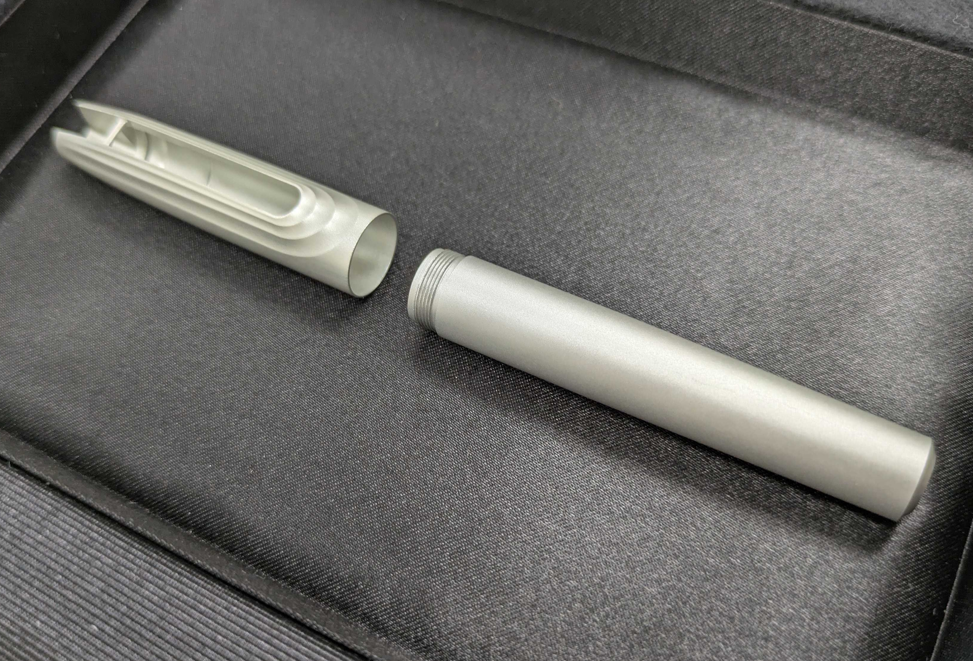 研磨ののちブラスト処理（荒らし処理）を行ない、「銀色」のアルマイト加工を施した段階。マットなカラーが映え、ブラスト処理による滑り止め効果も