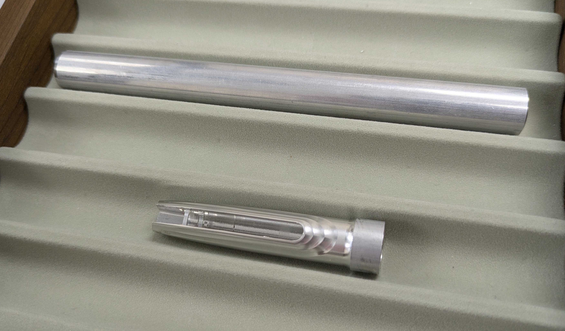 アルミの棒を切削加工してボディを制作している。この精緻な模様が横回転の削り出しで表現されているとは、実物を見てもにわかには信じられない