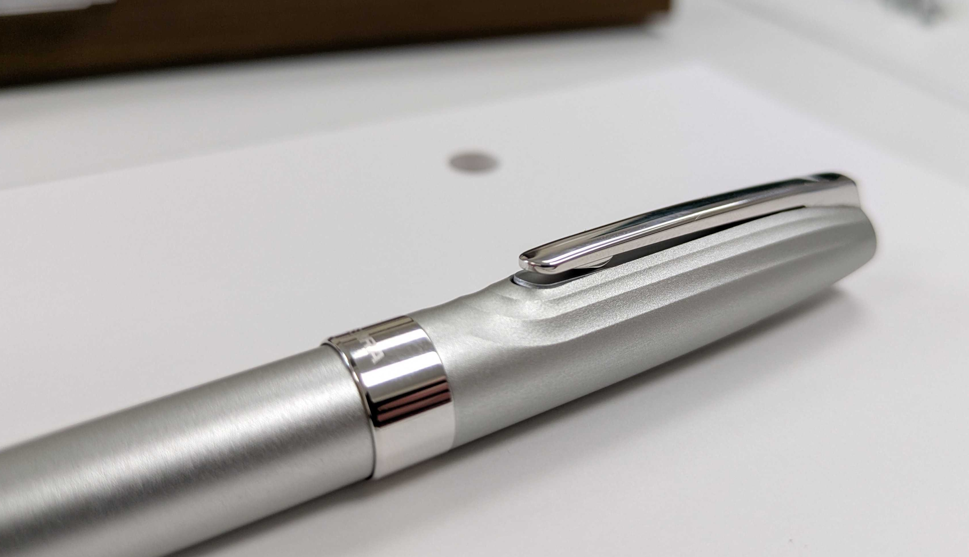 「HAMON」のクリップは根本部分から大きく開く構造に。一方で筆記時は本体に収まる仕様、サイズ感となっているほか、クリップの動きに連動してなんと中のカバーも上下する