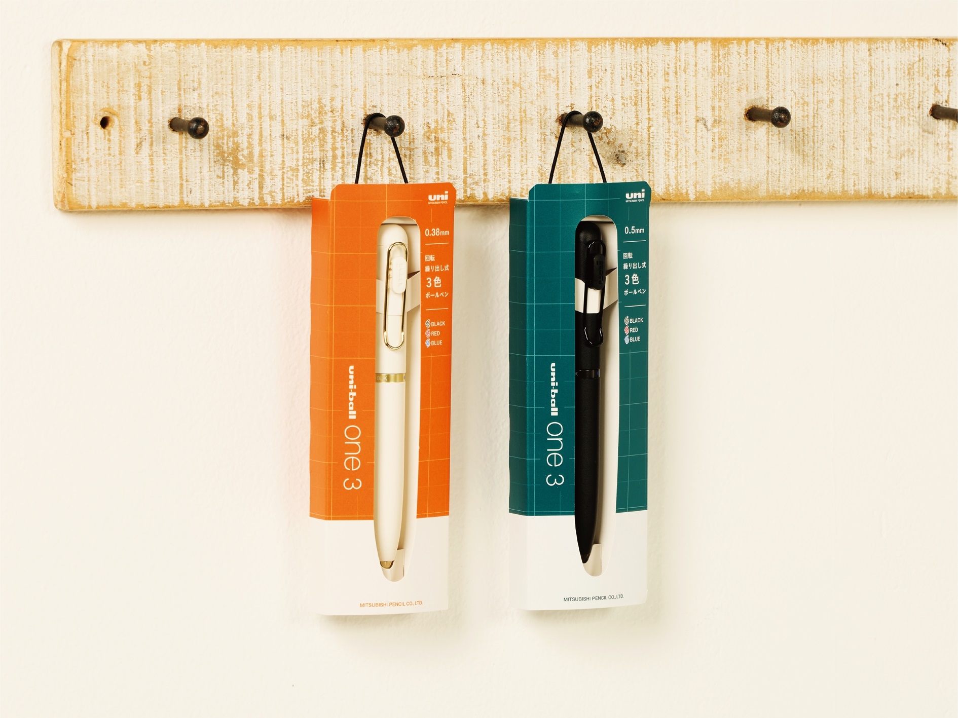 左から「ユニボール ワン 3」 グラスグリーン、シュガーブラウン、シャツブルー、ブリックレッド「ユニボール ワン 3」（ギフトver.） ランプホワイト、レコードブラック　※商品は箱入りです