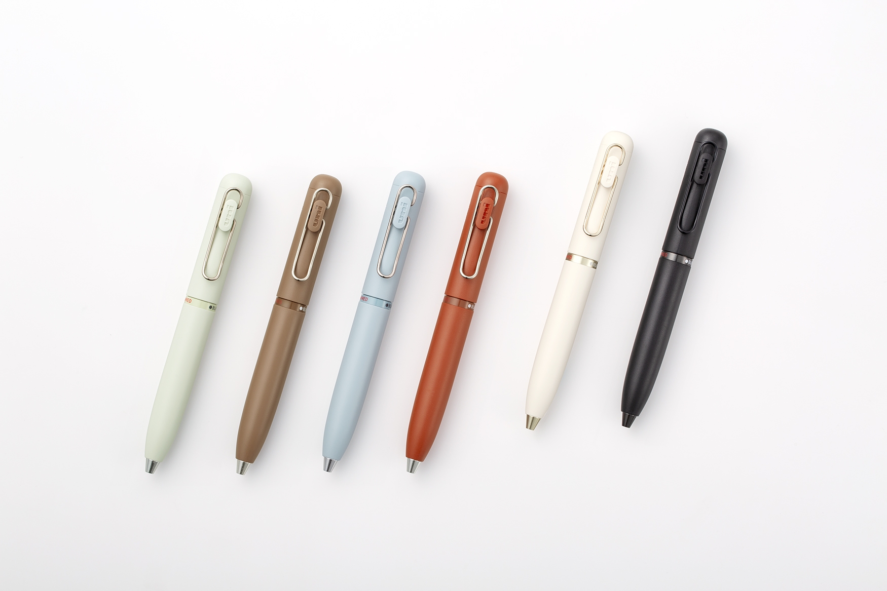 左から「ユニボール ワン 3」 グラスグリーン、シュガーブラウン、シャツブルー、ブリックレッド「ユニボール ワン 3」（ギフトver.） ランプホワイト、レコードブラック　※商品は箱入りです