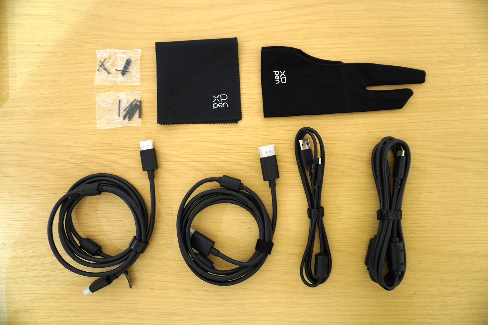 付属しているケーブルとグローブなど